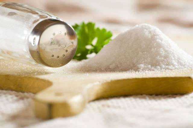 食盐功效多 竟然能洗头_食盐的功效_食盐的好处-