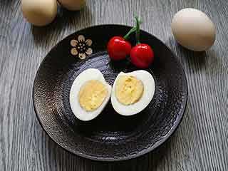 高血压患者吃鸡蛋 吃鸡蛋清不吃蛋黄_高血压如何饮食_高血压吃什么好-