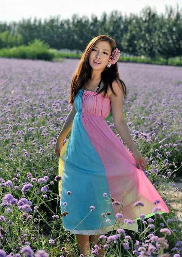Photoshop调制出唯美的霞光色花圃中的人物图片